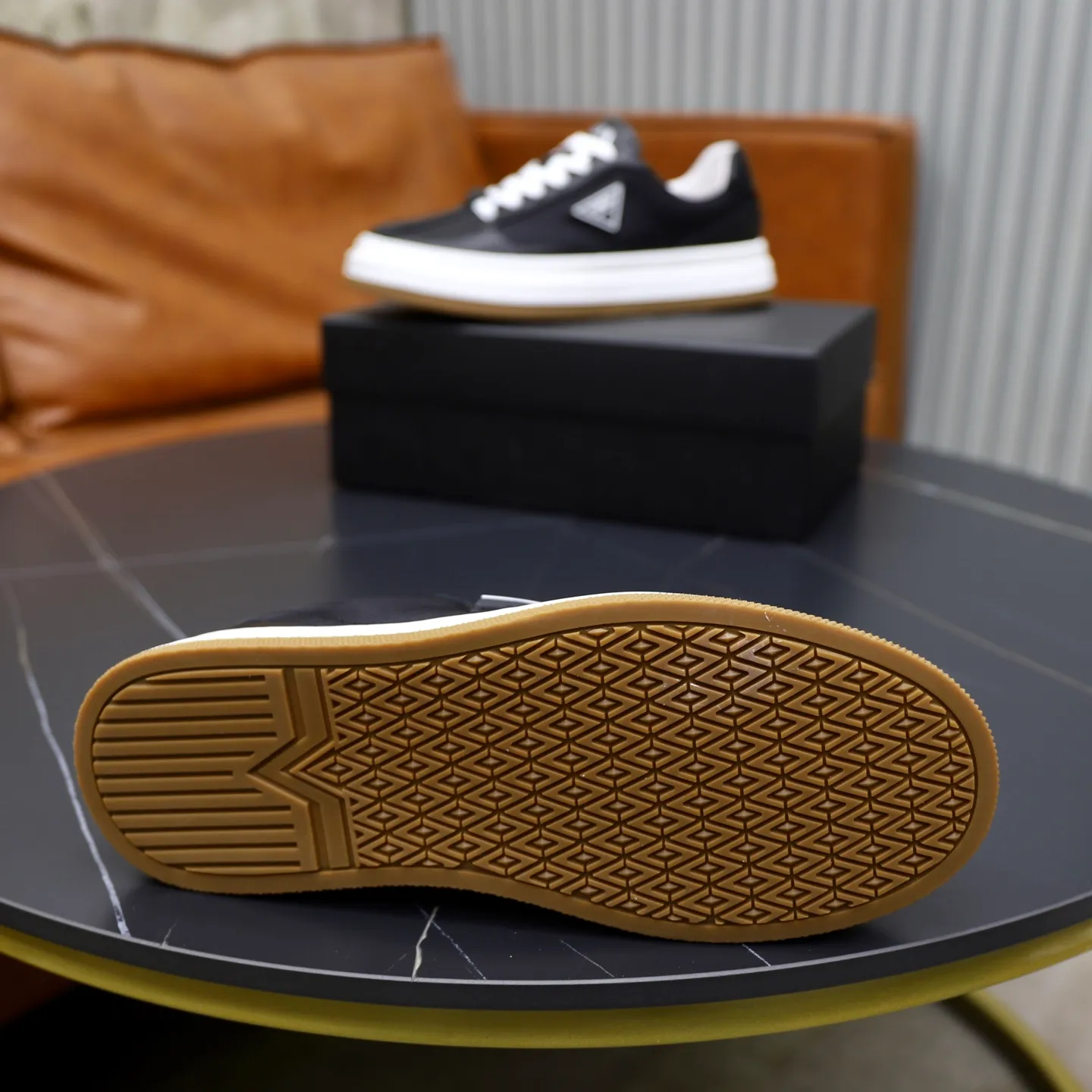 Ex-factory price: 440💰🙅‍♂️🙅‍♂️🙅‍♂️ Brand: PRADA Standard code: 38–44 (45 can be customized) Grade: Same as the official website Material: Original cowhide fabric Comfortable pigskin lining Lightweight wear-resistant outsole Style category: Men's fashionable casual shoes and boots Running sports shoes Distinguished luxury brand elements Top luxury Color: actual picture color
